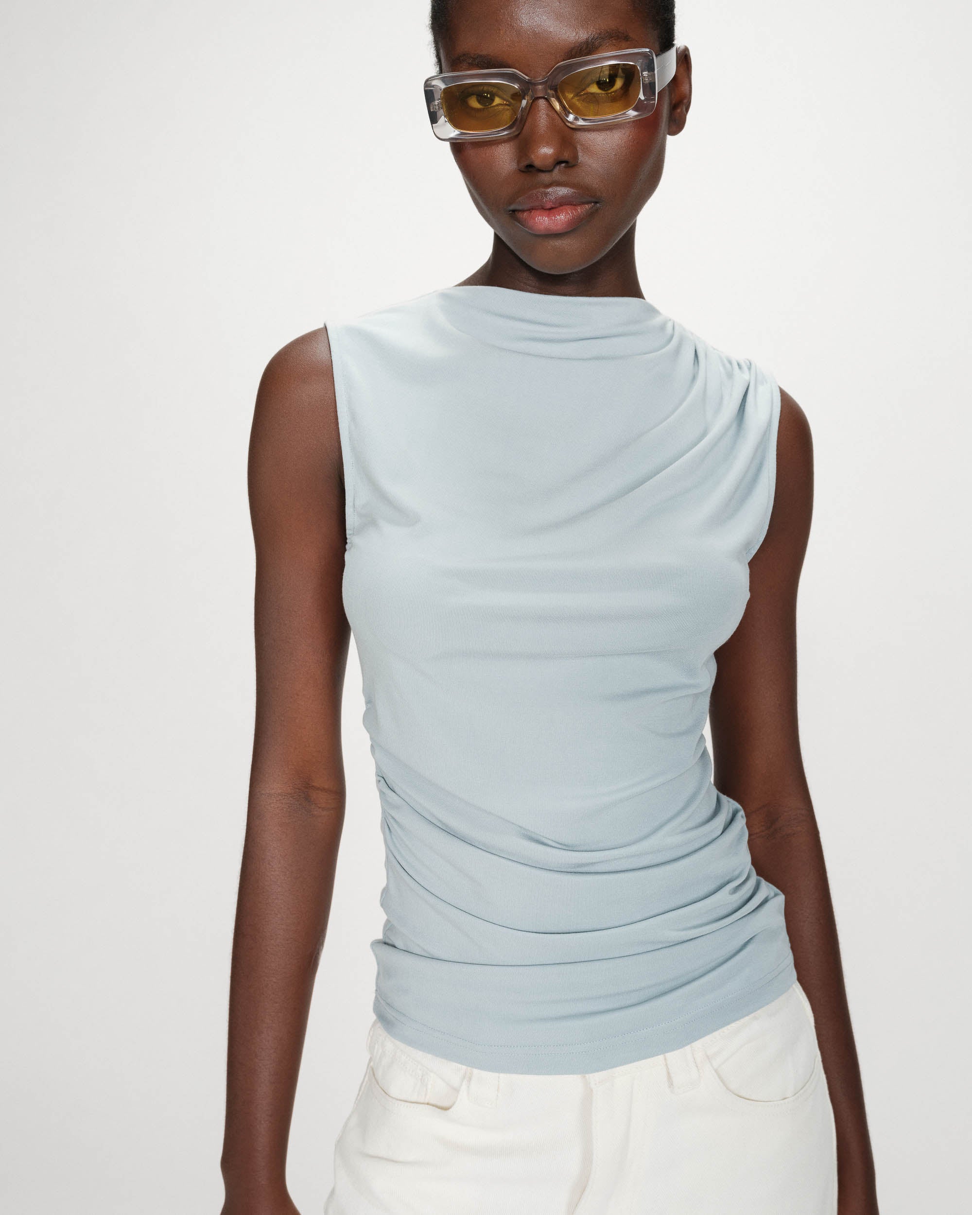 Top drapeado sin mangas con cuello alto ciel Valley