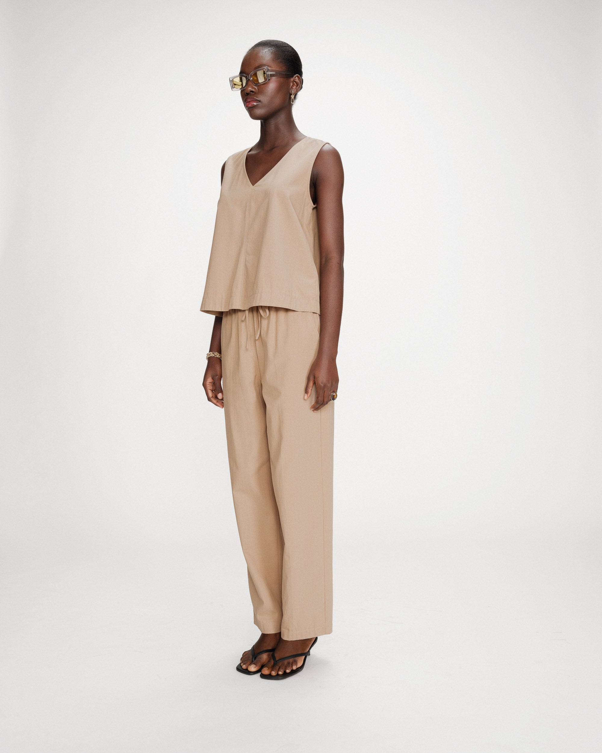 Top sans manches col V sable Vagabond