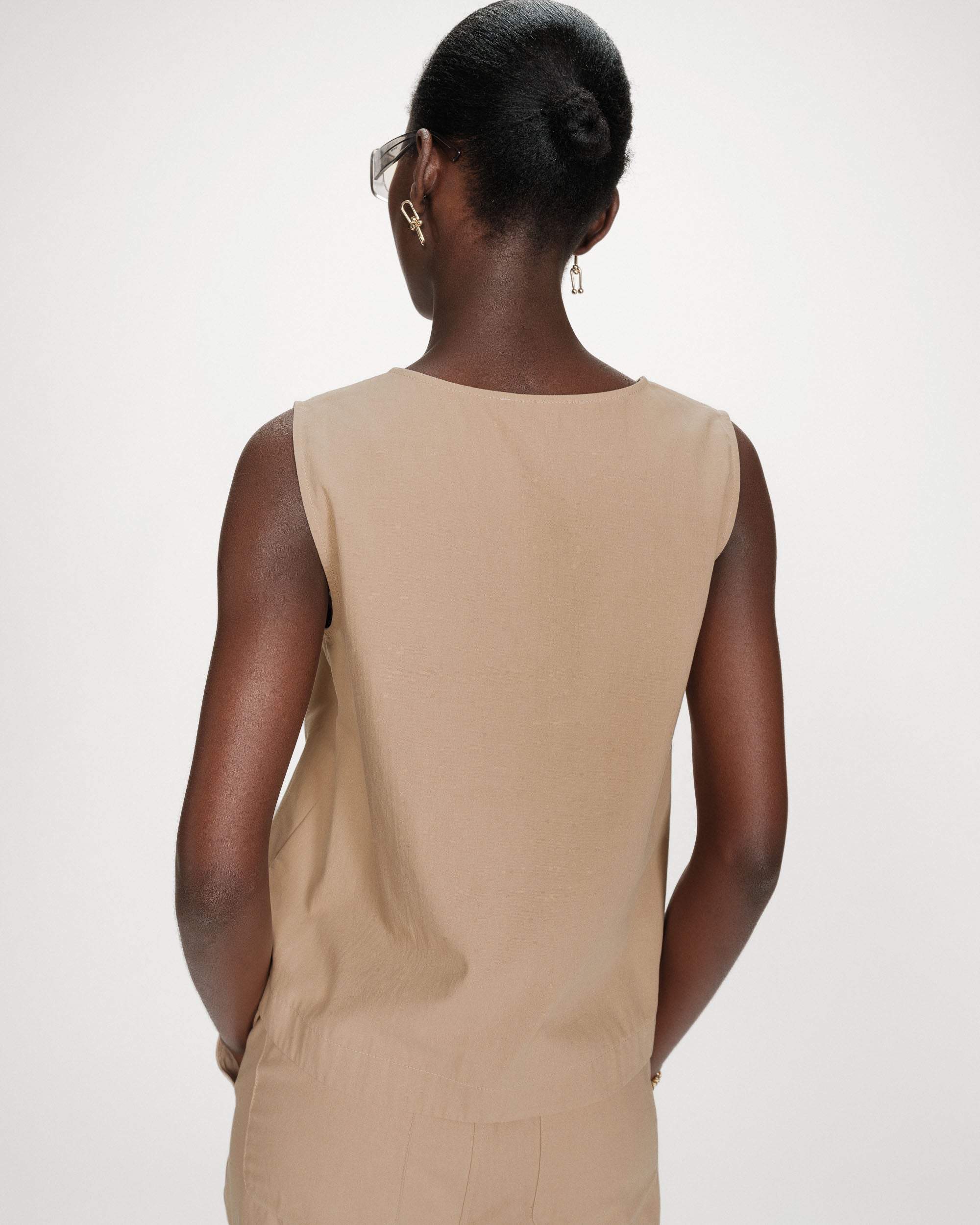 Top sans manches col V sable Vagabond