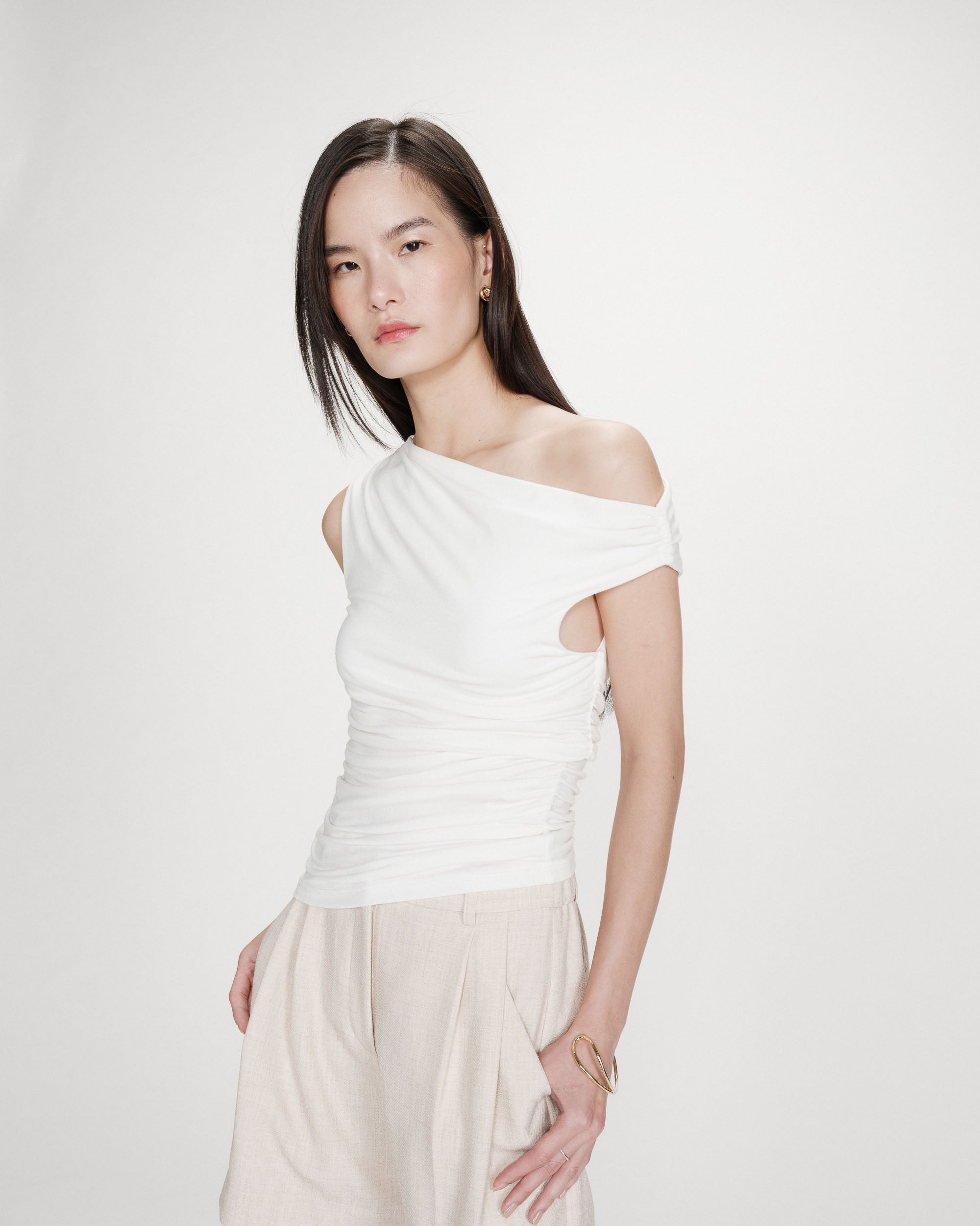 Top drapé asymétrique ivoire Vodia