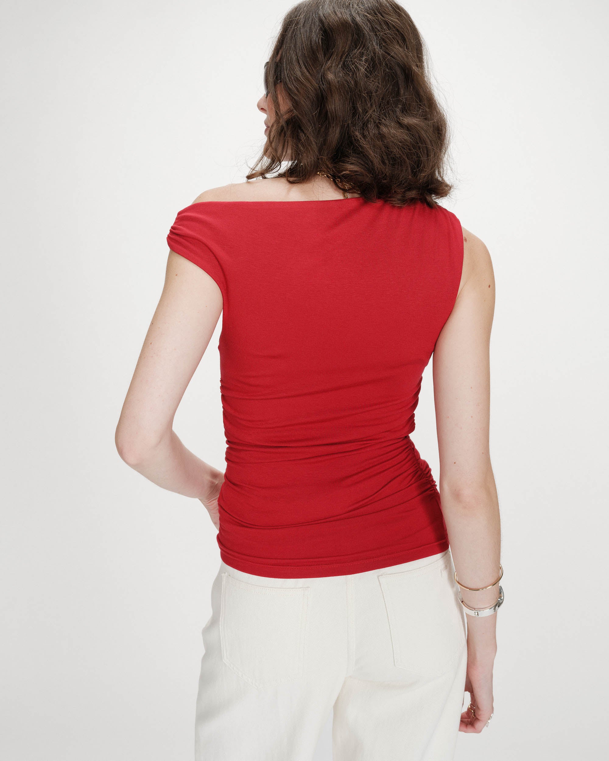 Top drapé asymétrique rouge Vodia