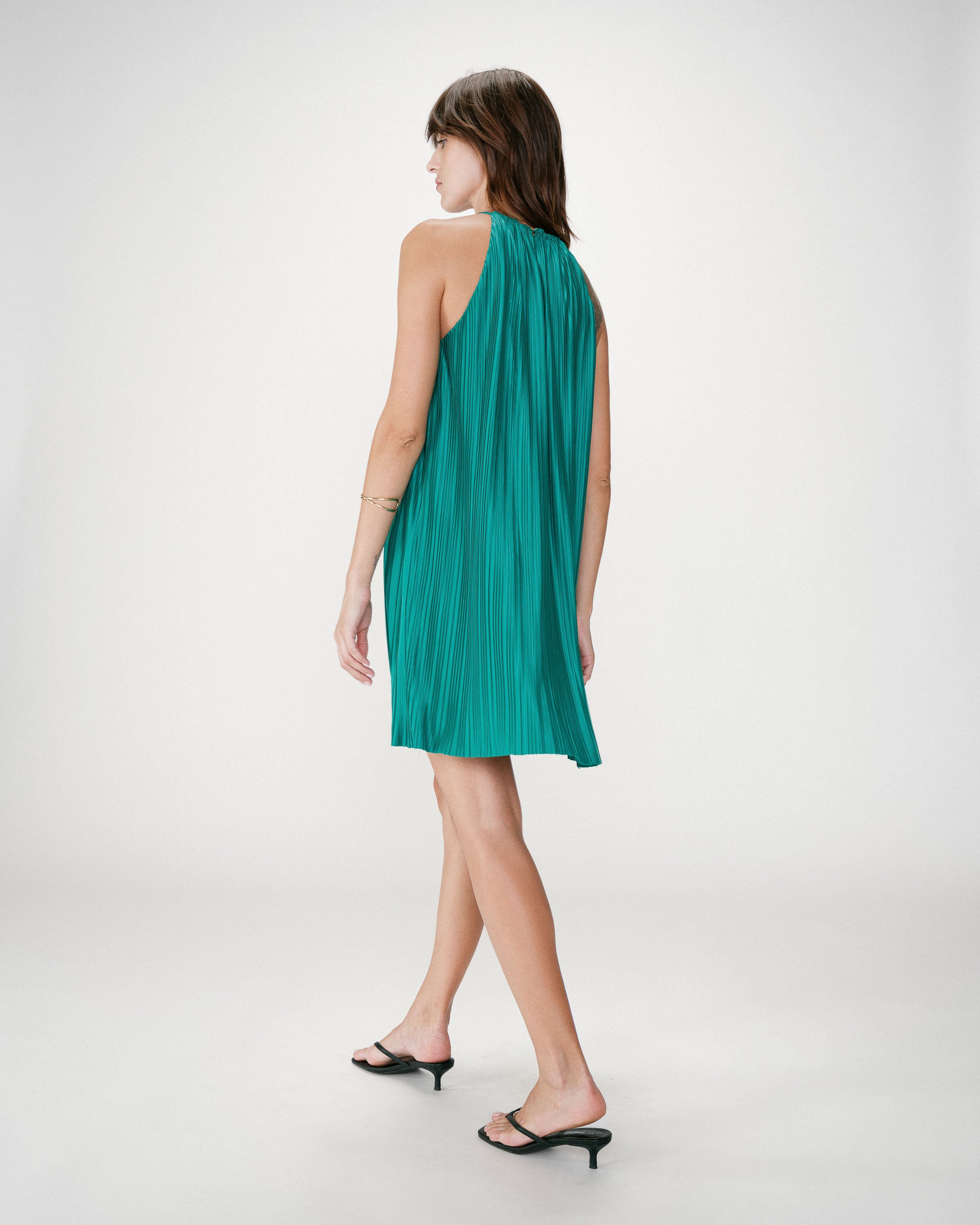 Vestido corto plisado con cuello halter emeraude Wilona