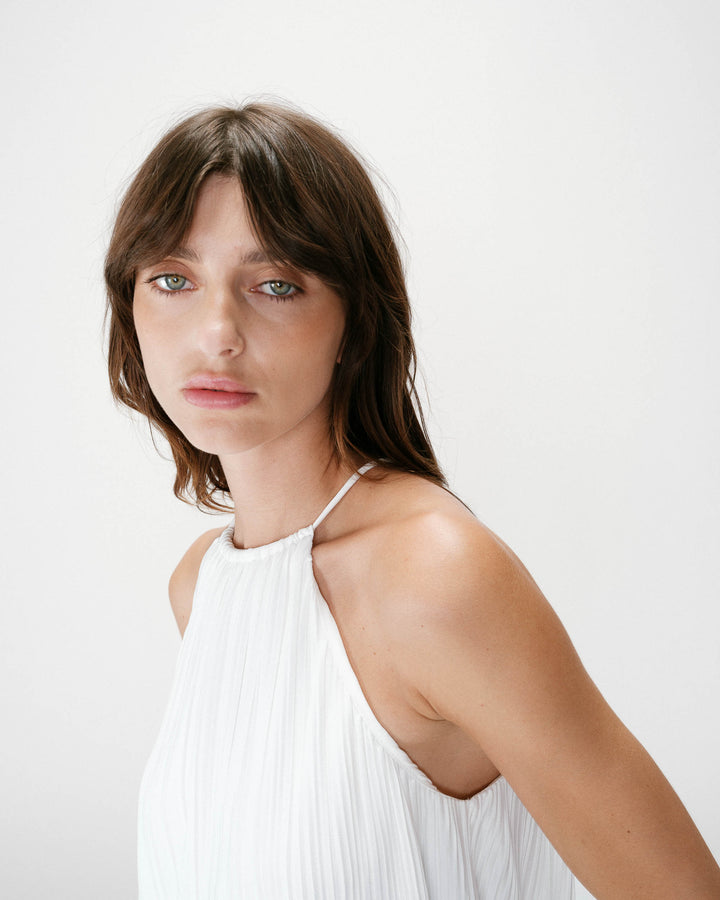 Vestido corto plisado con cuello halter ivoire Wilona