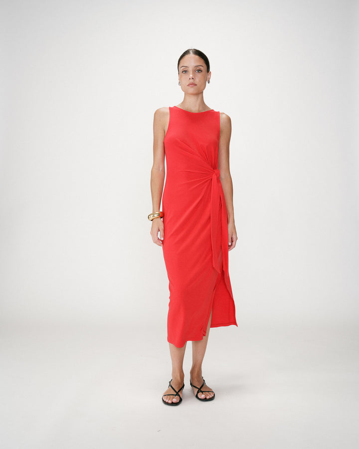 Vestido largo drapeado con nudo en la cintura rouge Wyla