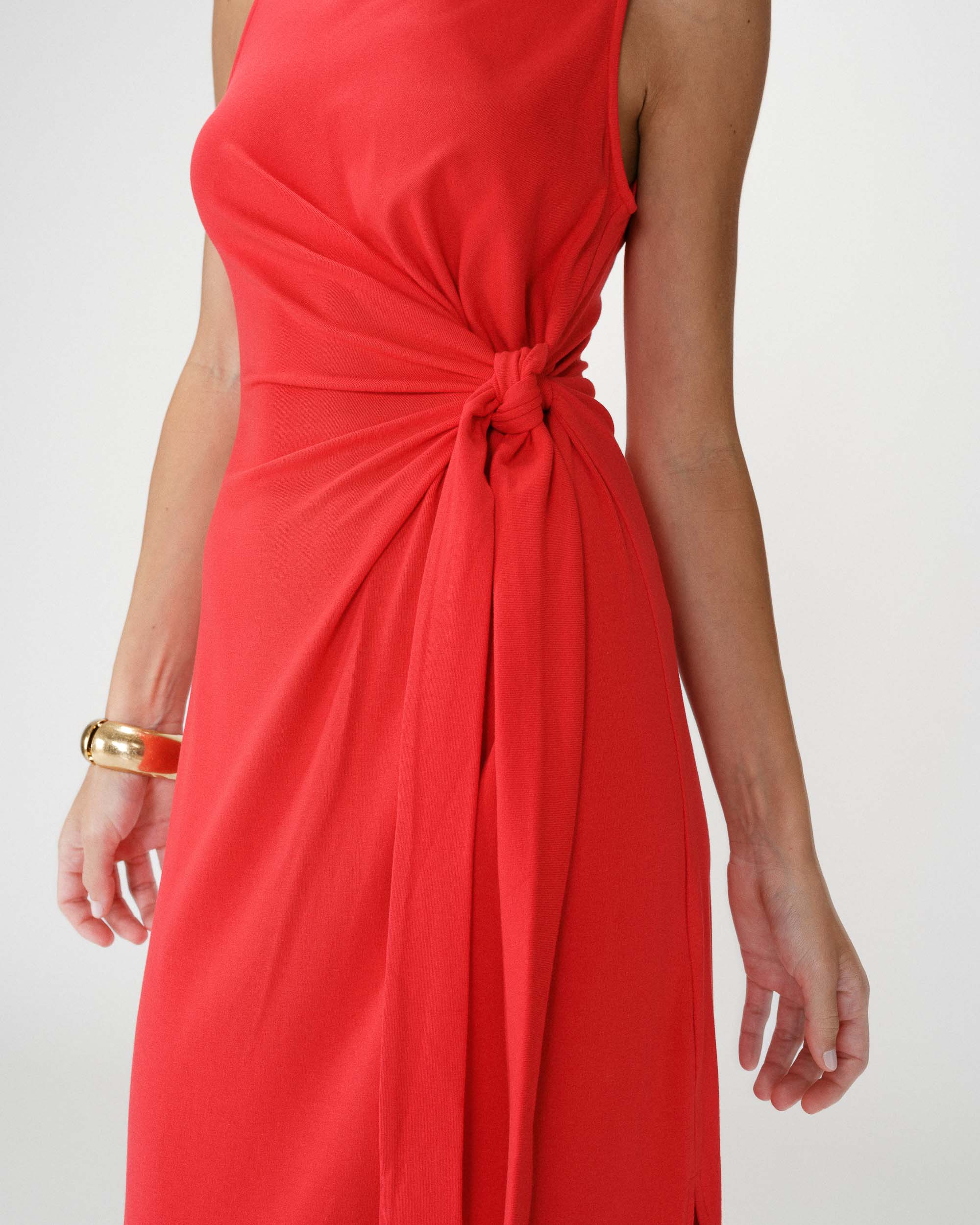 Vestido largo drapeado con nudo en la cintura rouge Wyla