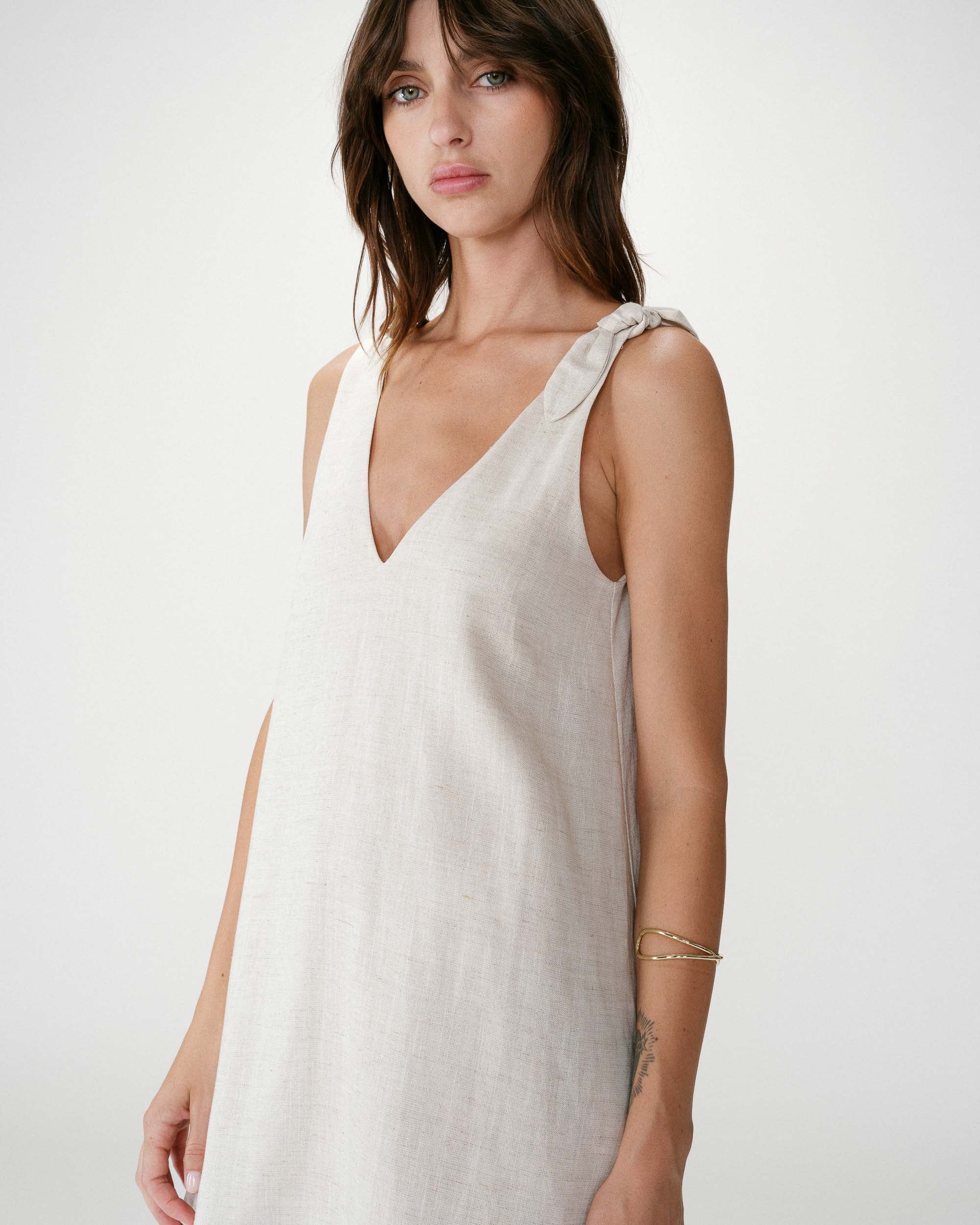 Vestido corto de lino con escote en V sable Wynette