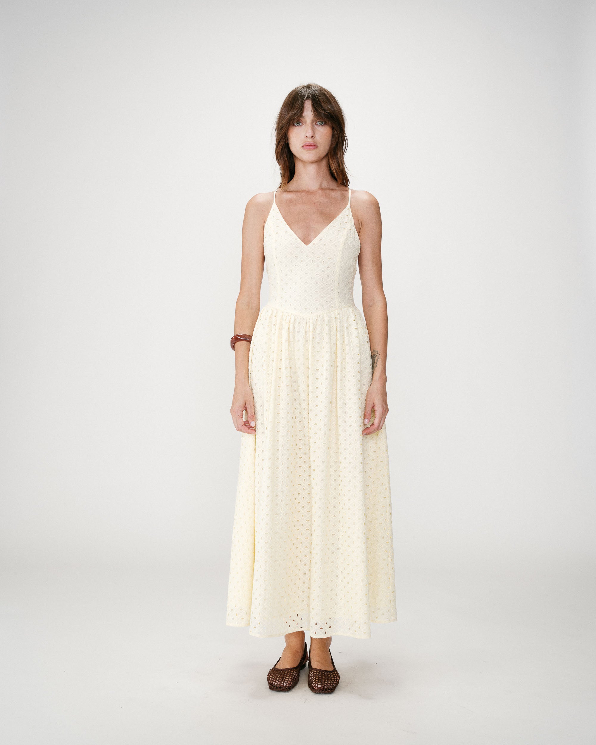 Robe longue évasée col V en broderie anglaise jaune Wimala