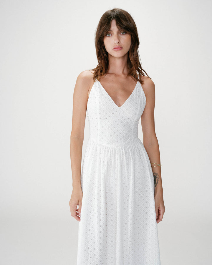 Robe longue évasée col V en broderie anglaise white Wimala