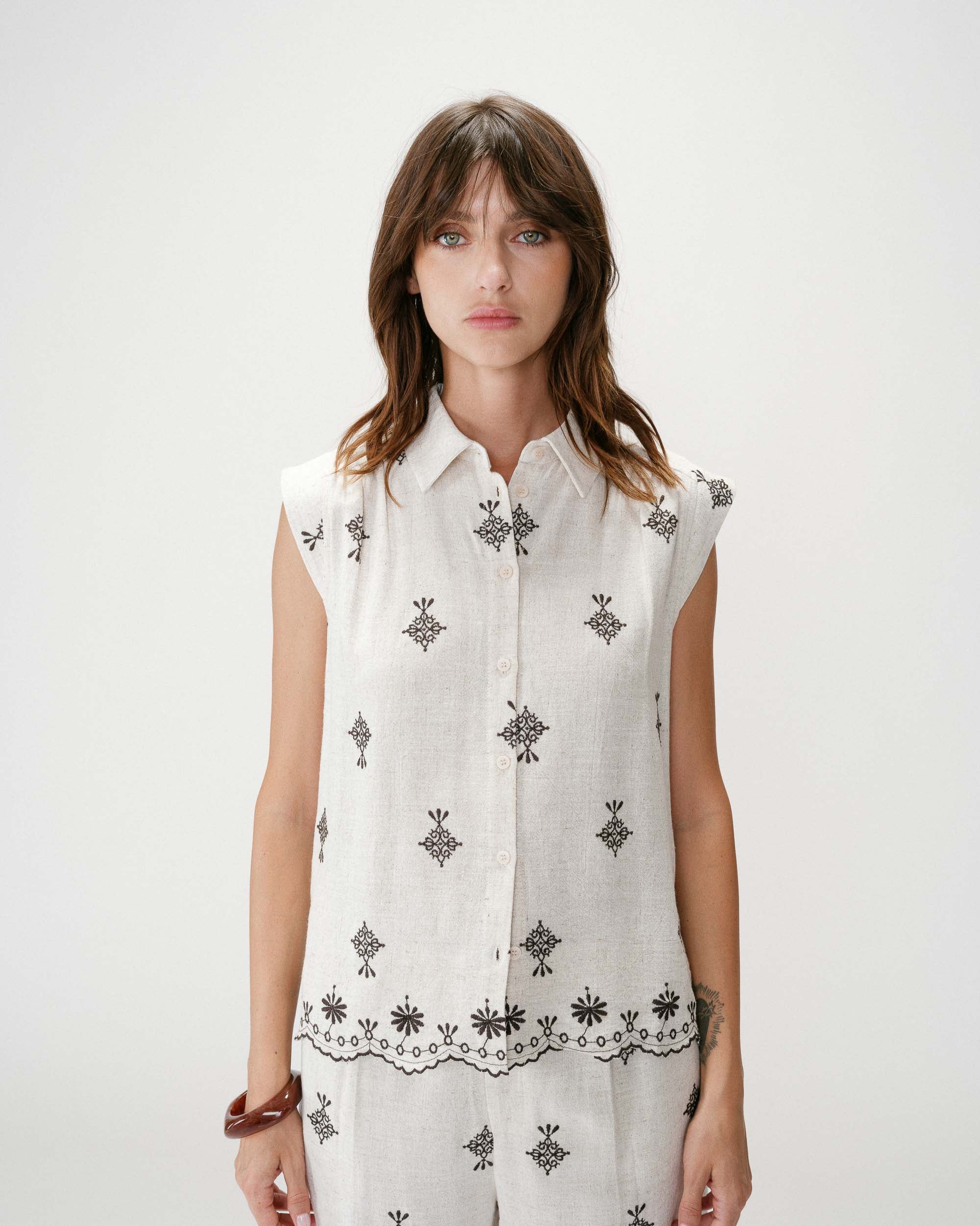 Camisa sin mangas con bordados chocolat Wisenna