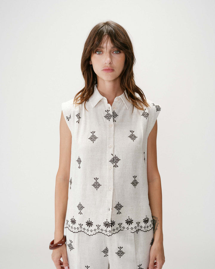 Camisa sin mangas con bordados chocolat Wisenna
