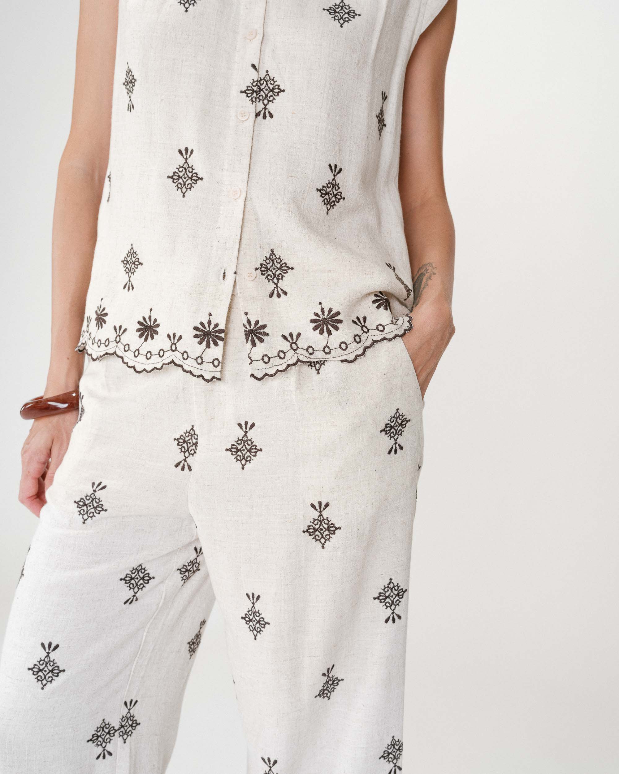 Camisa sin mangas con bordados chocolat Wisenna