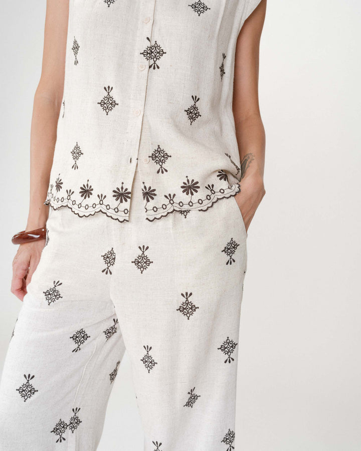 Camisa sin mangas con bordados chocolat Wisenna