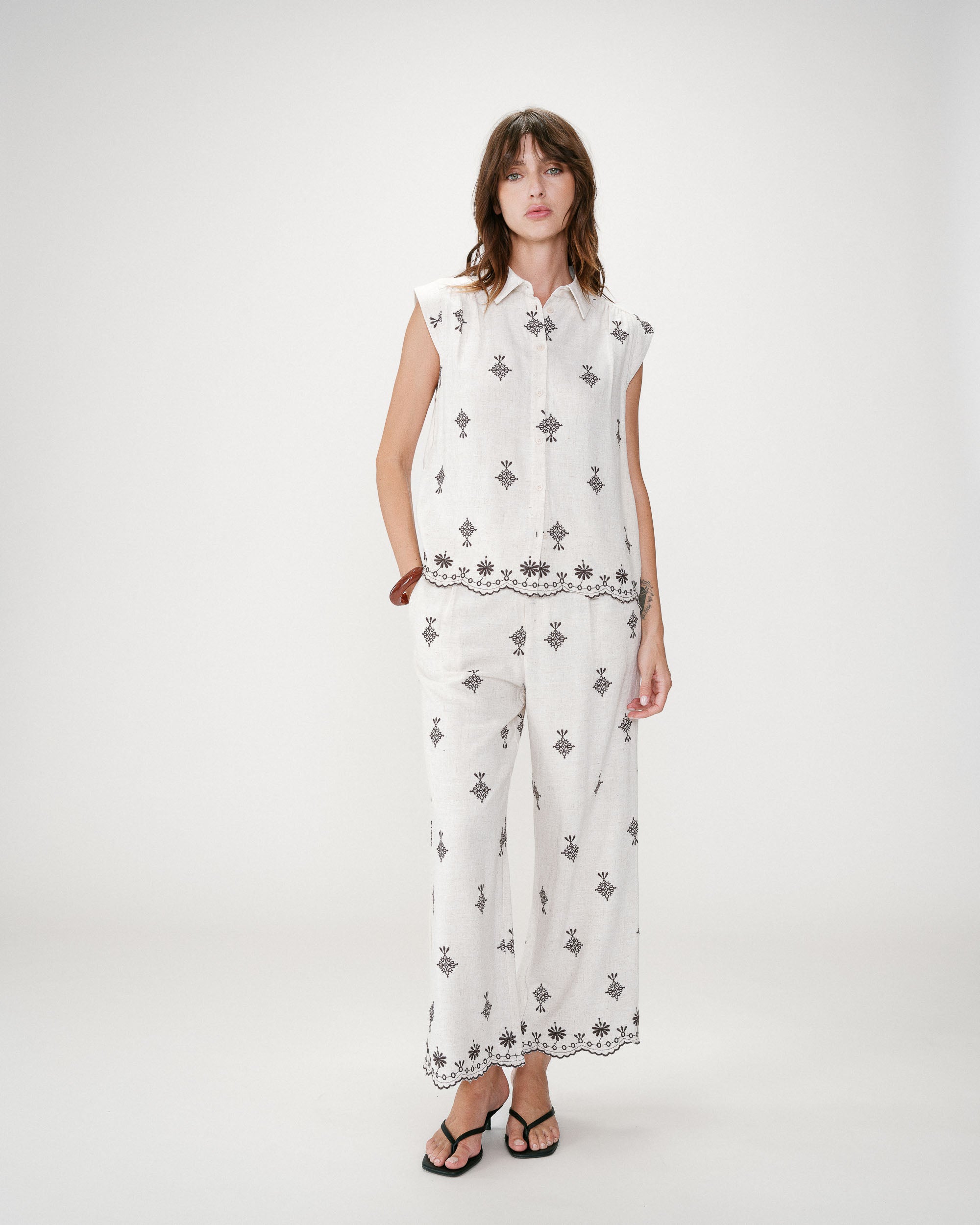 Camisa sin mangas con bordados chocolat Wisenna