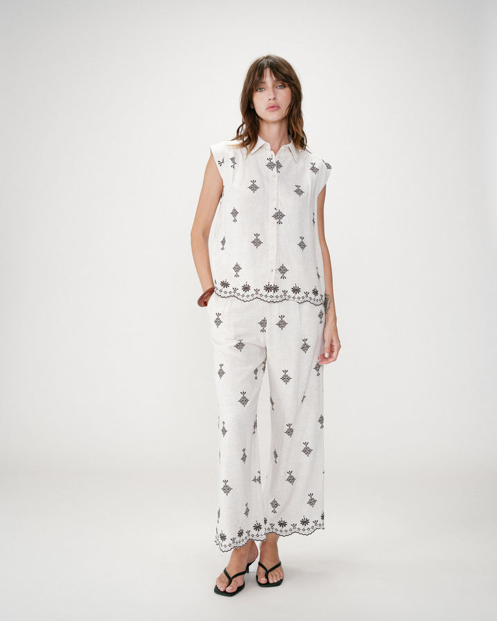 Camisa sin mangas con bordados chocolat Wisenna