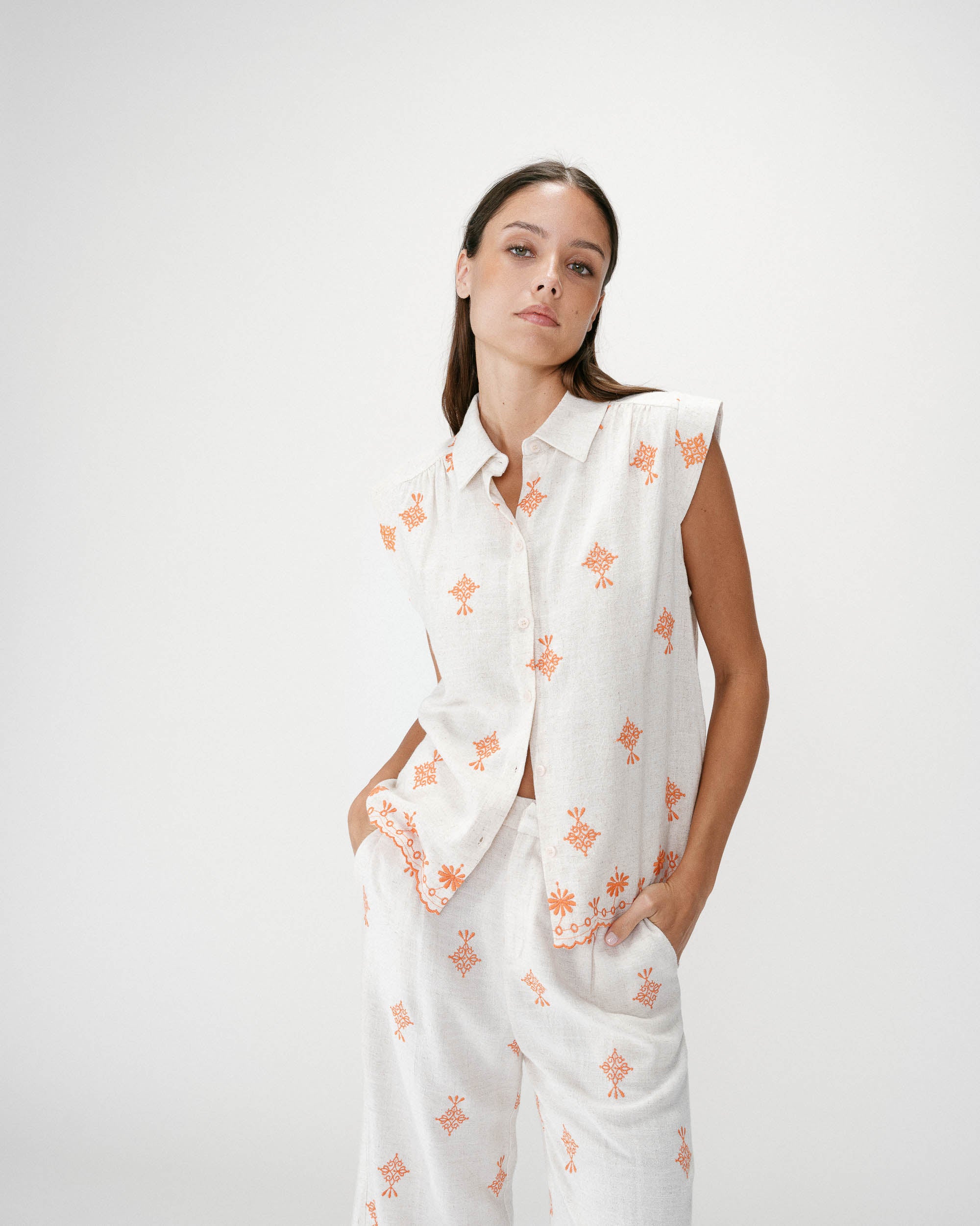 Camisa sin mangas con bordados orange Wisenna