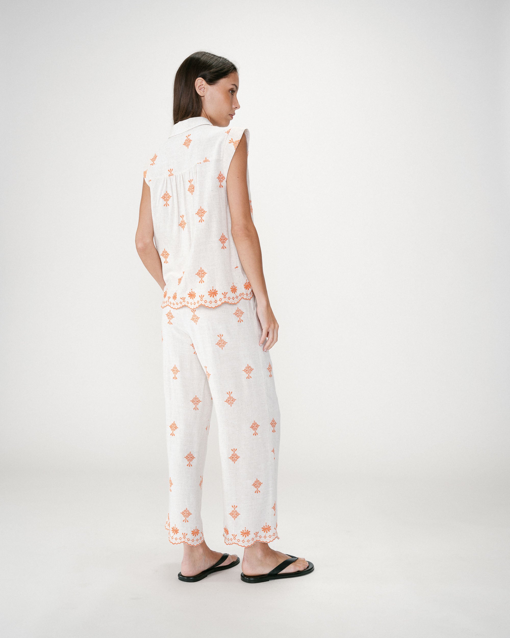 Camisa sin mangas con bordados orange Wisenna