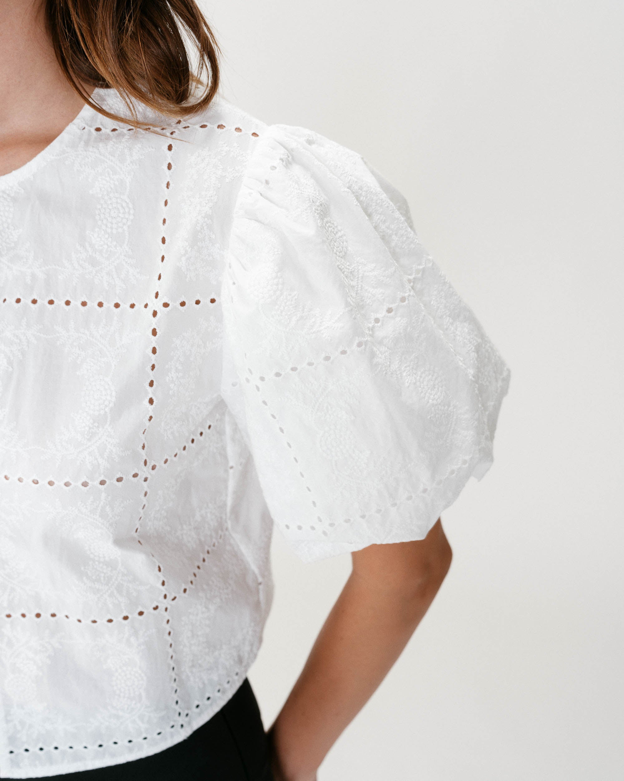 Blusa bordada con lazo y mangas globo white Wylette