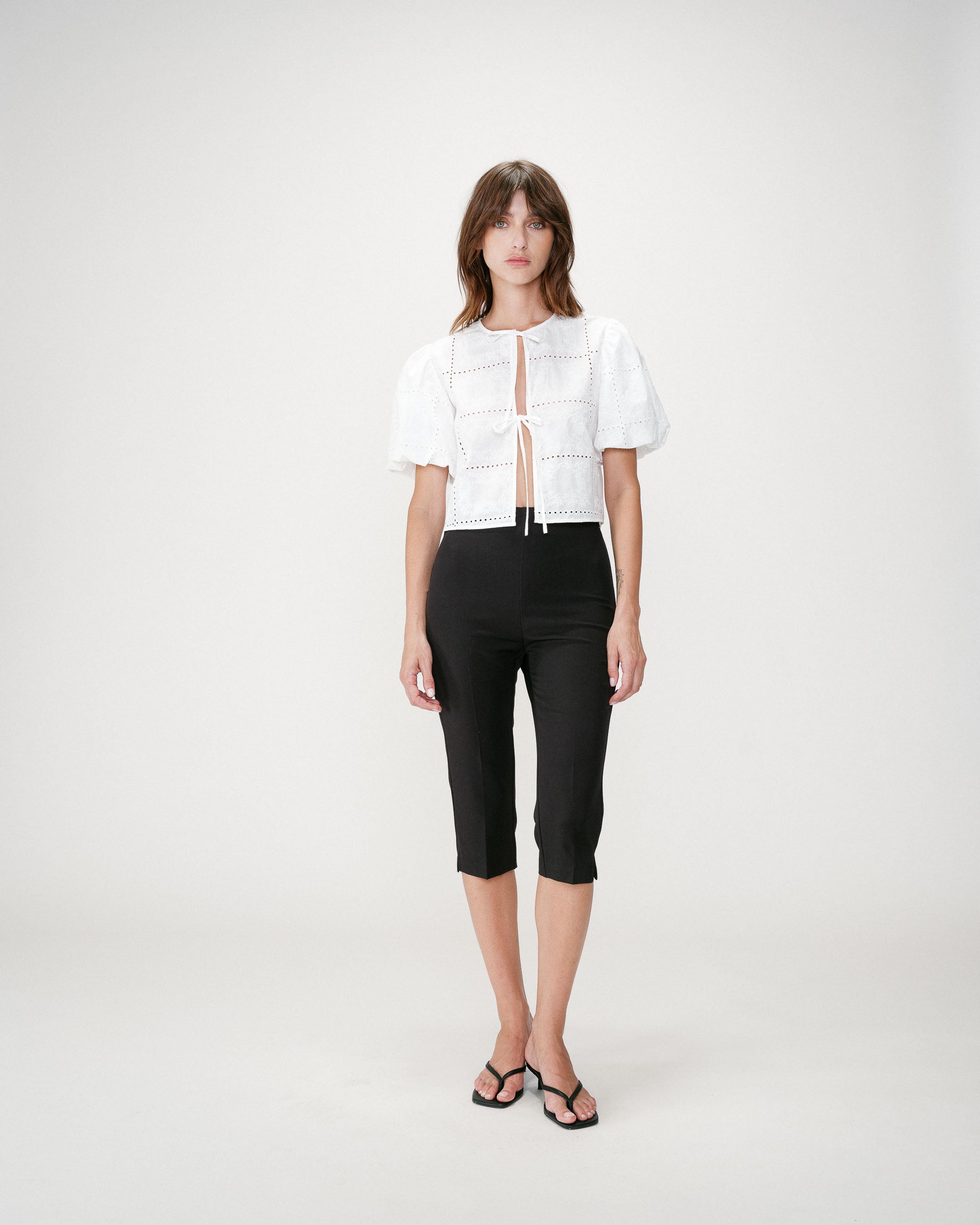 Blusa bordada con lazo y mangas globo white Wylette